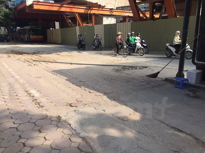 Thanh sắt dài 3m rơi từ công trình đường sắt trên cao Nhổn - ga Hà Nội ảnh 3